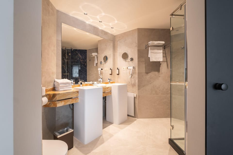 Deluxe Suite City View | Bathroom | Free toiletries, hair dryer, towels
