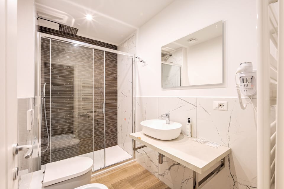 Combined shower/tub, free toiletries, hair dryer, bidet