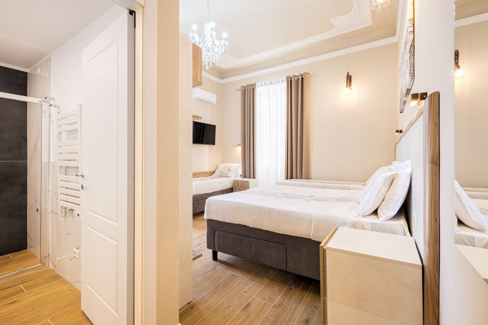 Family Room | Desk, free cribs/infant beds, rollaway beds, free WiFi