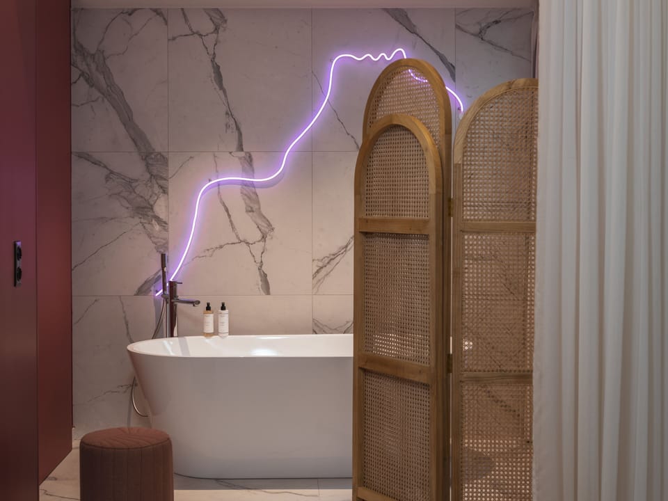 Suite | Bathroom | Free toiletries, hair dryer, towels, soap