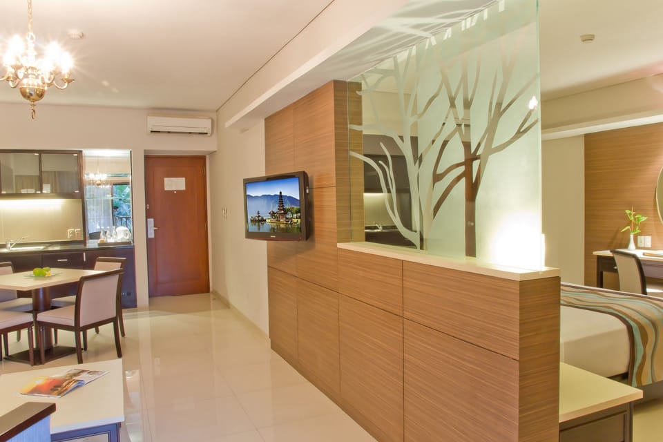 Suite | Living area | 32-inch LED TV with cable channels, TV