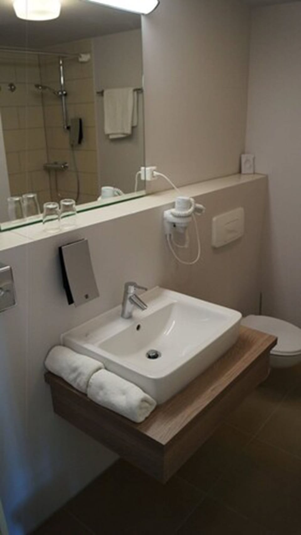 Shower, free toiletries, towels