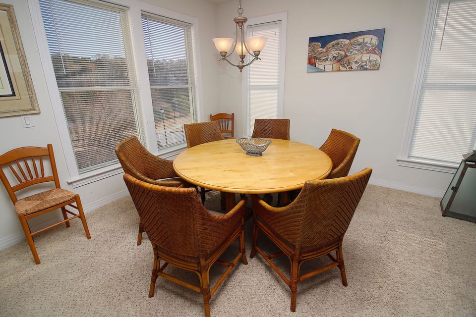 3 bedroom/2 bathroom premium condo | In-room dining