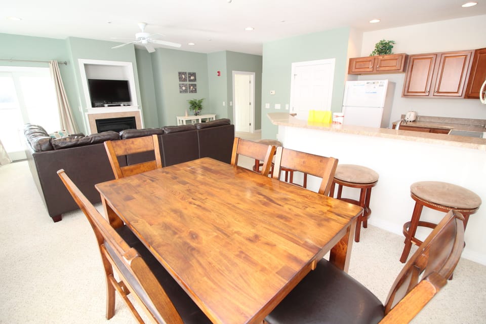 2 Bedroom/2 Bathroom Premium Condo | In-room dining