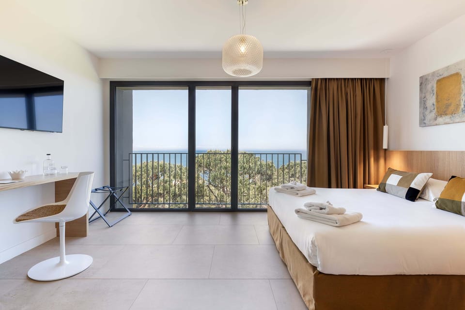 Prestige room with sea side | Premium bedding, minibar, in-room safe, desk