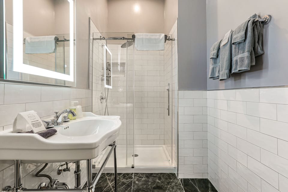 Standard Room, 1 King Bed | Bathroom | Designer toiletries, hair dryer, towels