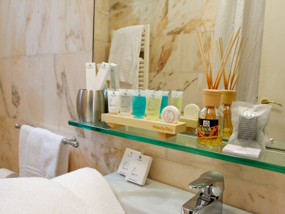 Shower, free toiletries, hair dryer, bidet