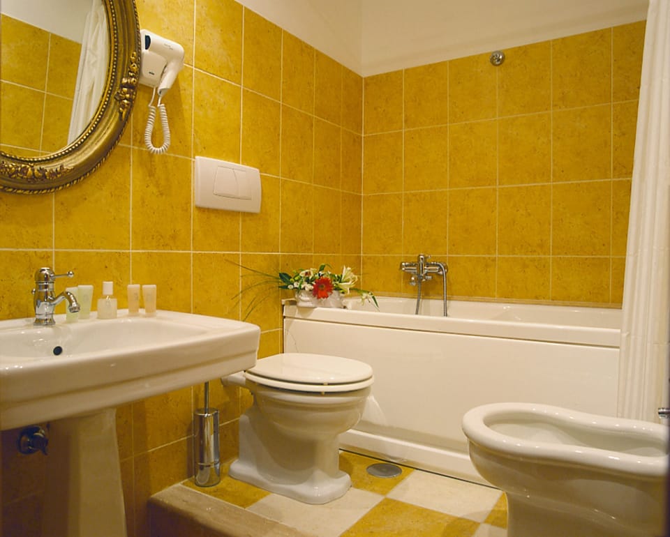 Jetted tub, free toiletries, hair dryer, towels
