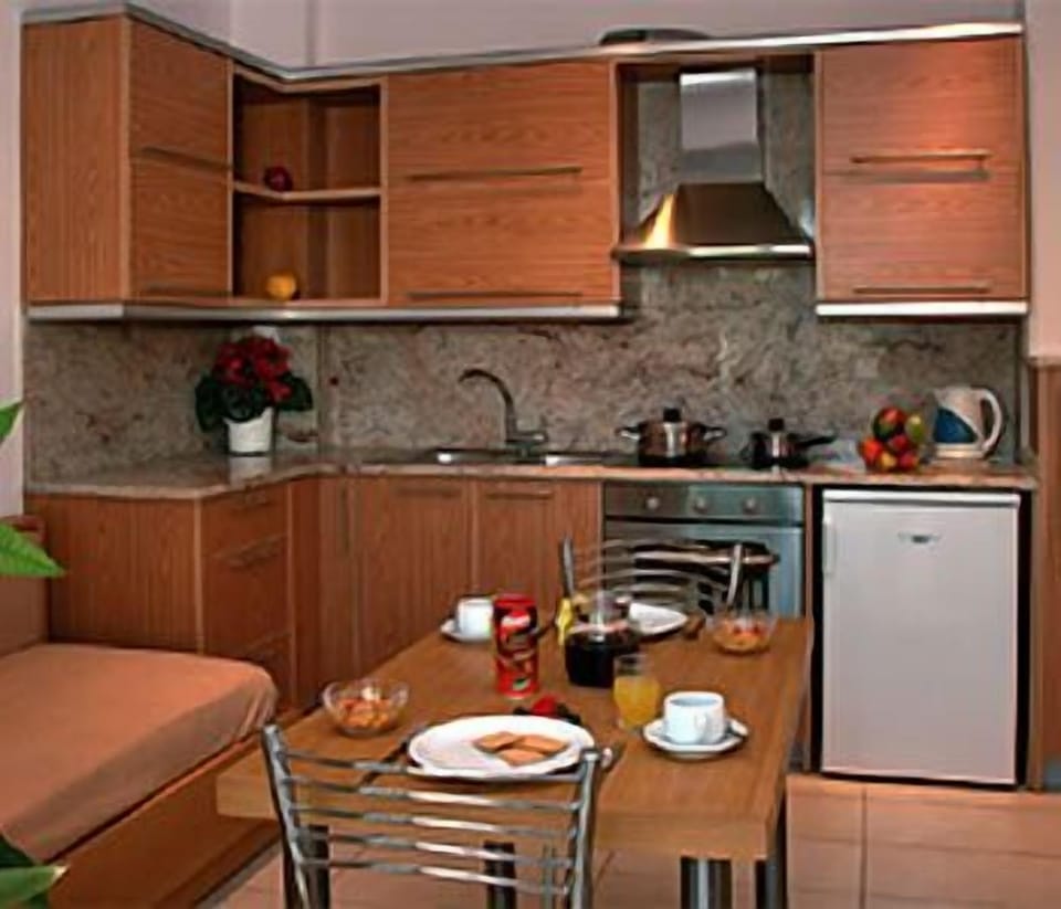 Fridge, oven, stovetop, coffee/tea maker
