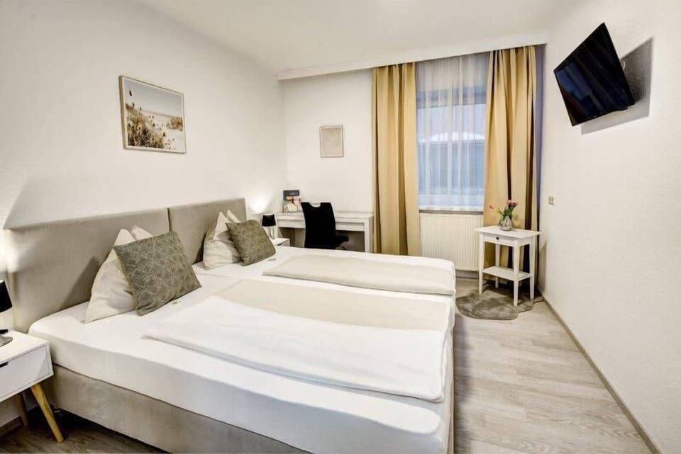 Hypo-allergenic bedding, desk, iron/ironing board, free WiFi