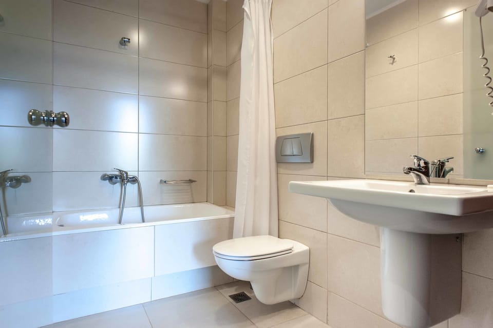 Studio | Bathroom | Hair dryer, towels