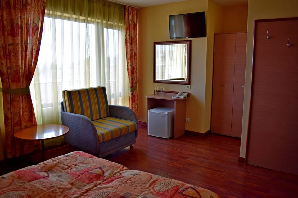 Desk, free WiFi, bed sheets