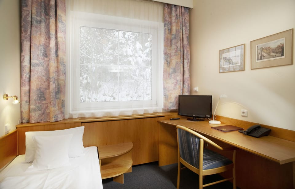 Single Room | Blackout drapes, soundproofing, free WiFi