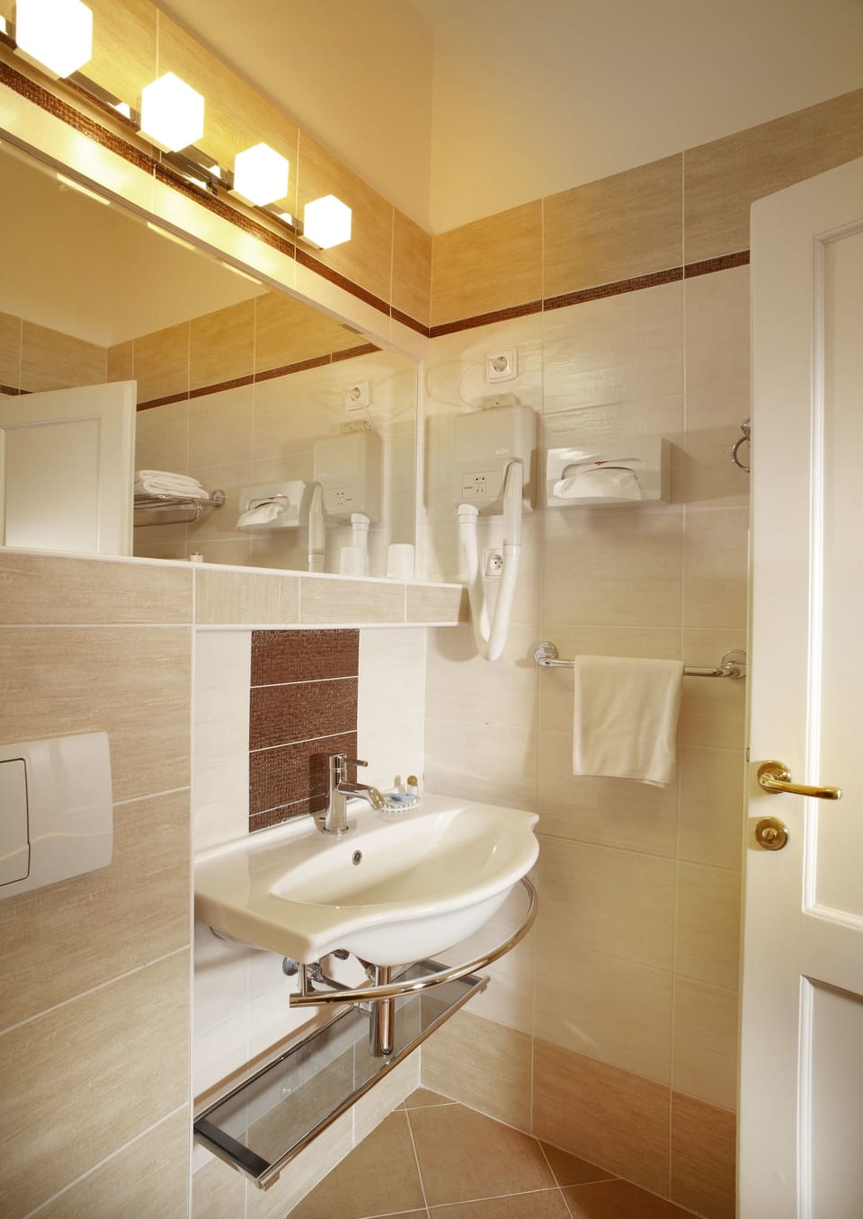 Classic Room, 2 Twin Beds, Non Smoking | Bathroom | Shower, rainfall showerhead, free toiletries, hair dryer