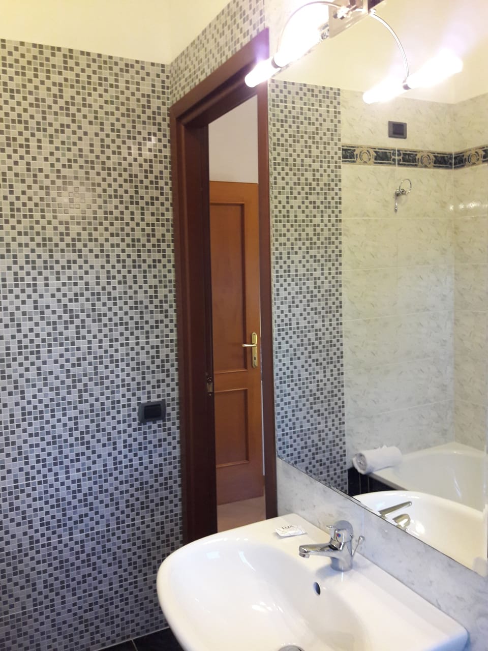 Double Room Single Use | Bathroom sink