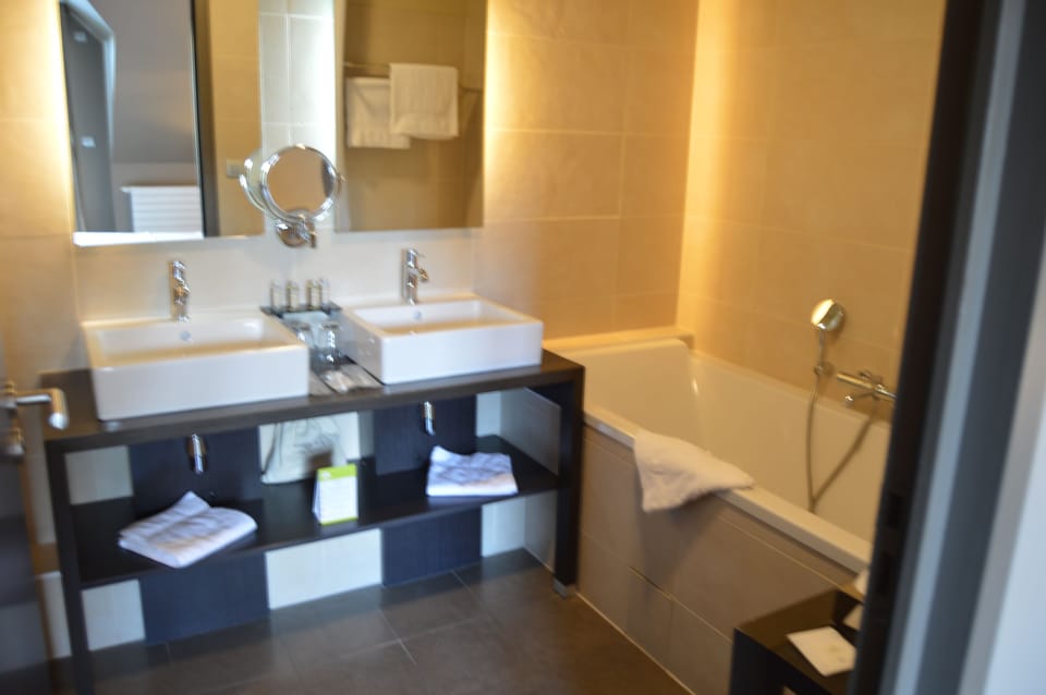 Suite, Lake View | Bathroom | Free toiletries, hair dryer, towels