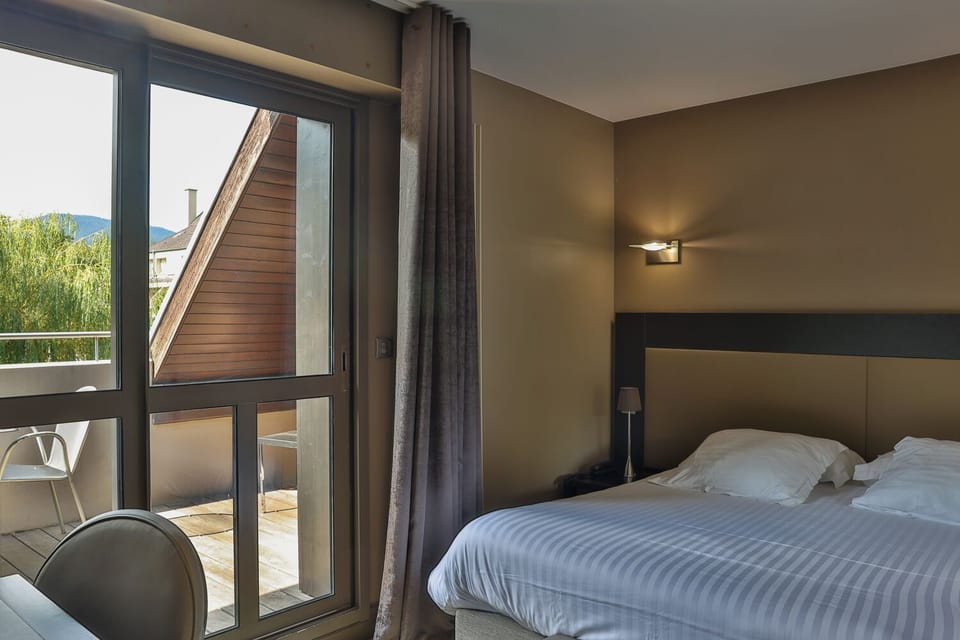 Comfort Double Room | In-room safe, desk, soundproofing, free cribs/infant beds