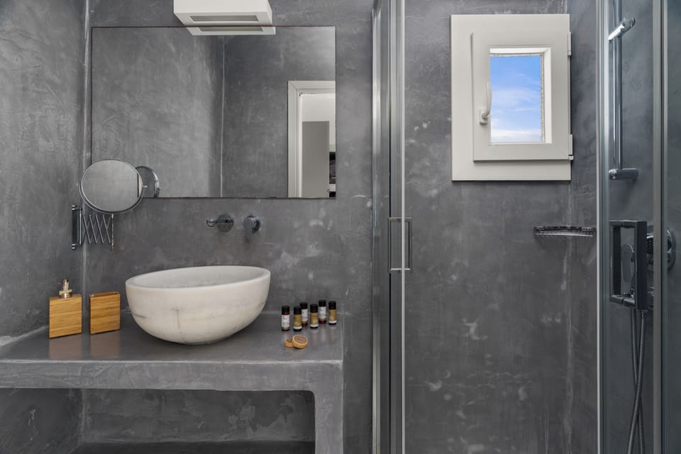 Superior Room, Pool View | Bathroom | Hair dryer, slippers, towels