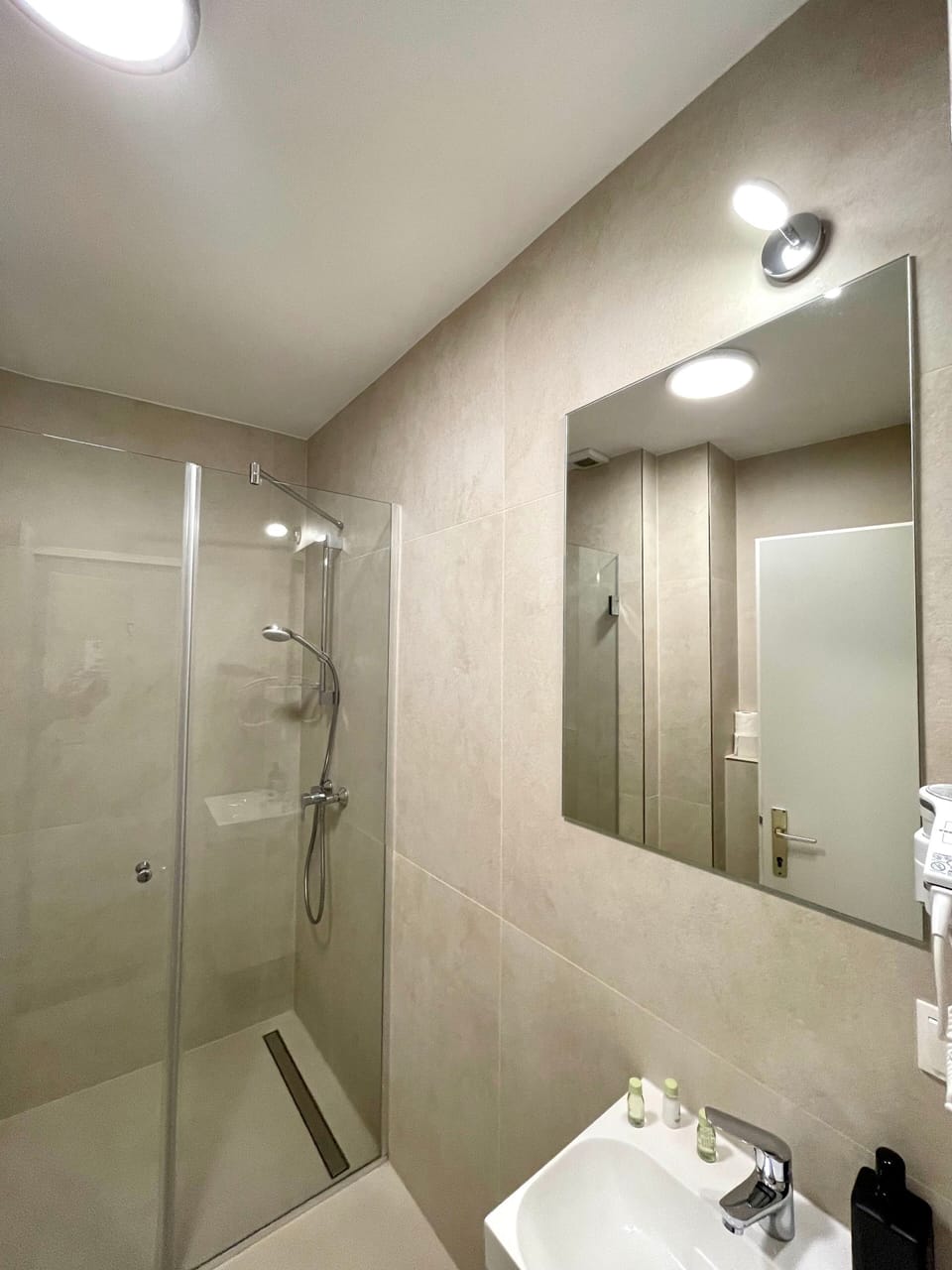 Double Room | Bathroom | Shower, free toiletries, hair dryer, towels