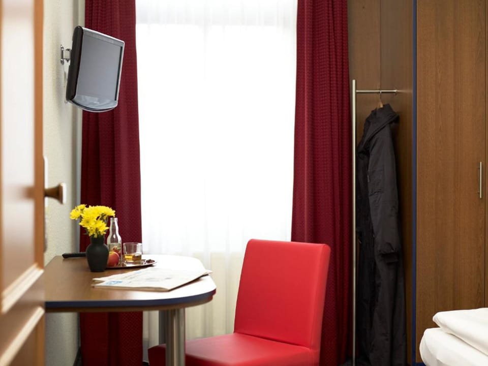 Single Room | Living area | Flat-screen TV
