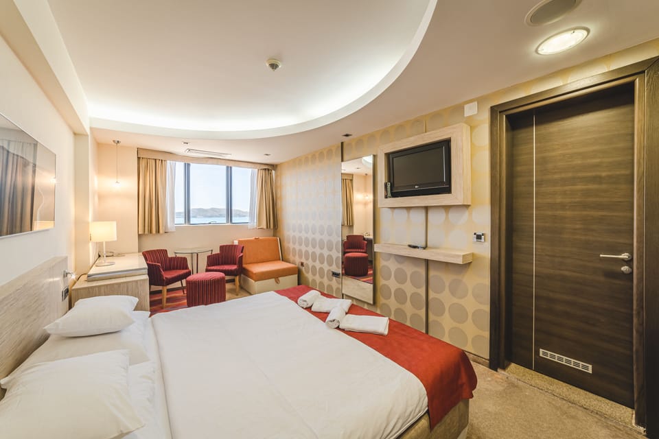 Standard Room, Non Smoking | Premium bedding, in-room safe, free WiFi, bed sheets