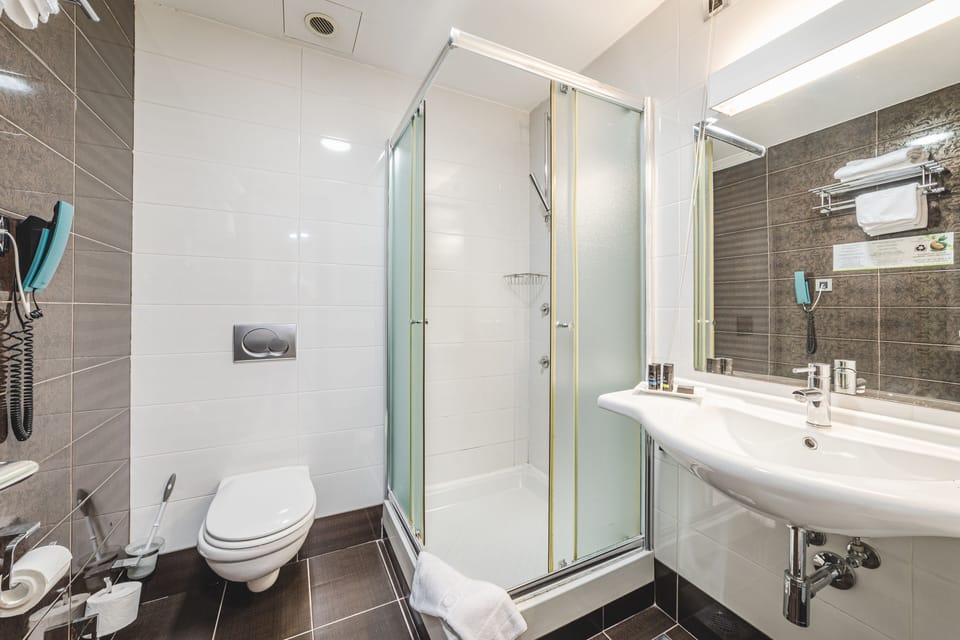 Studio, Garden View | Bathroom | Shower, free toiletries, hair dryer, towels