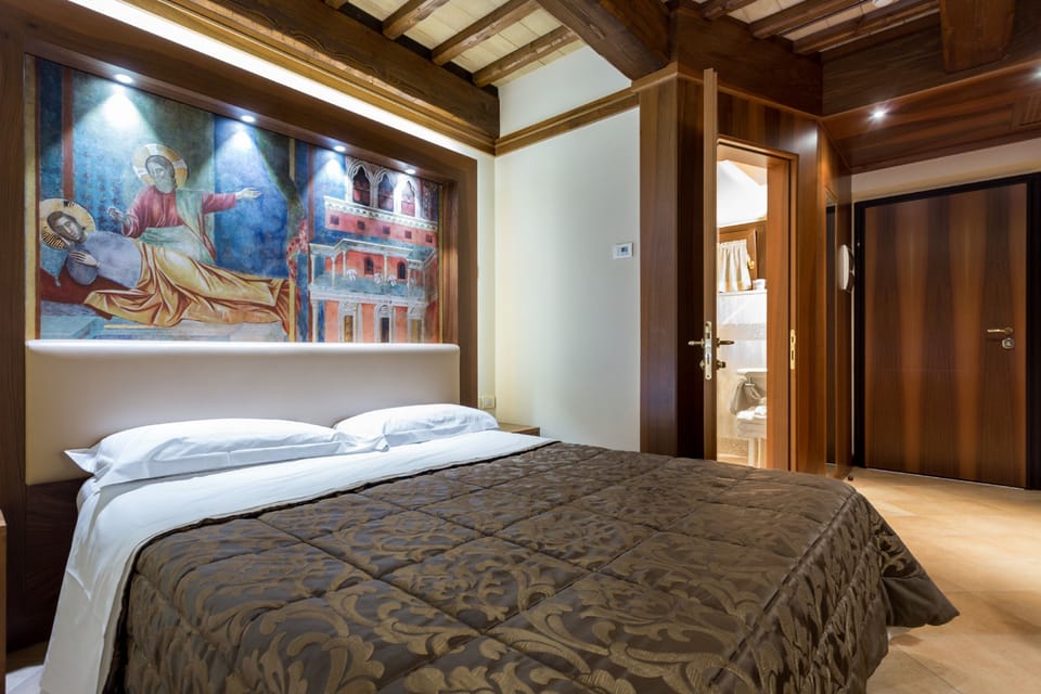 1 bedroom, Frette Italian sheets, minibar, in-room safe