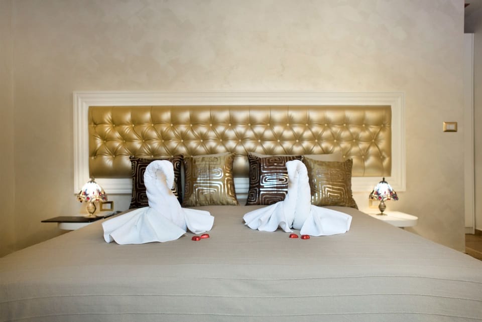 Business Double or Twin Room | Minibar, in-room safe, individually furnished, desk