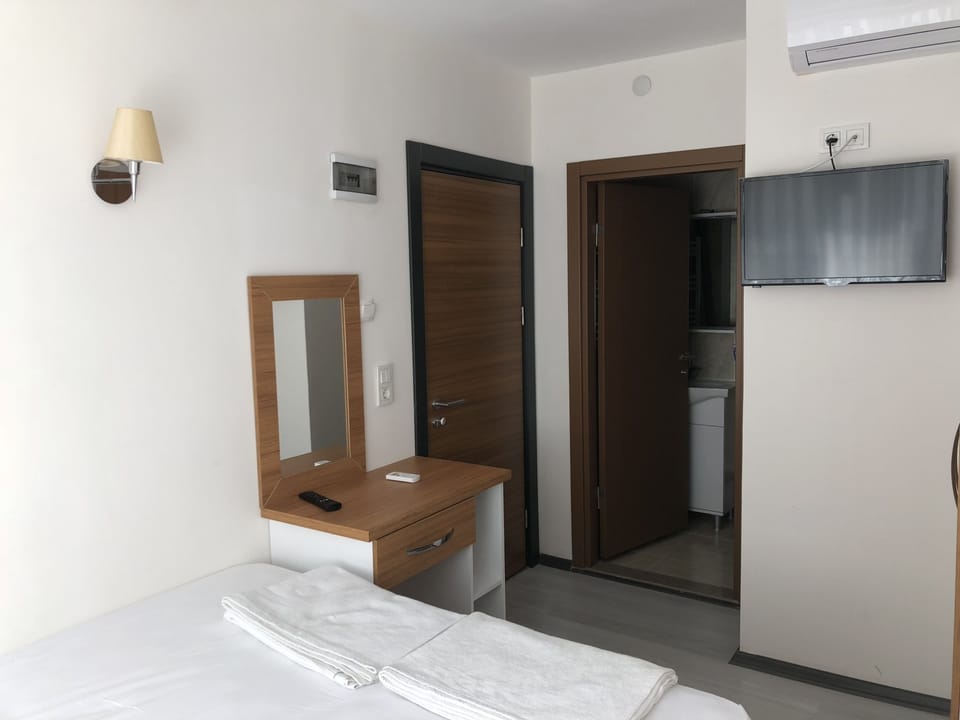 Standard Double Room | Laptop workspace, free WiFi, bed sheets