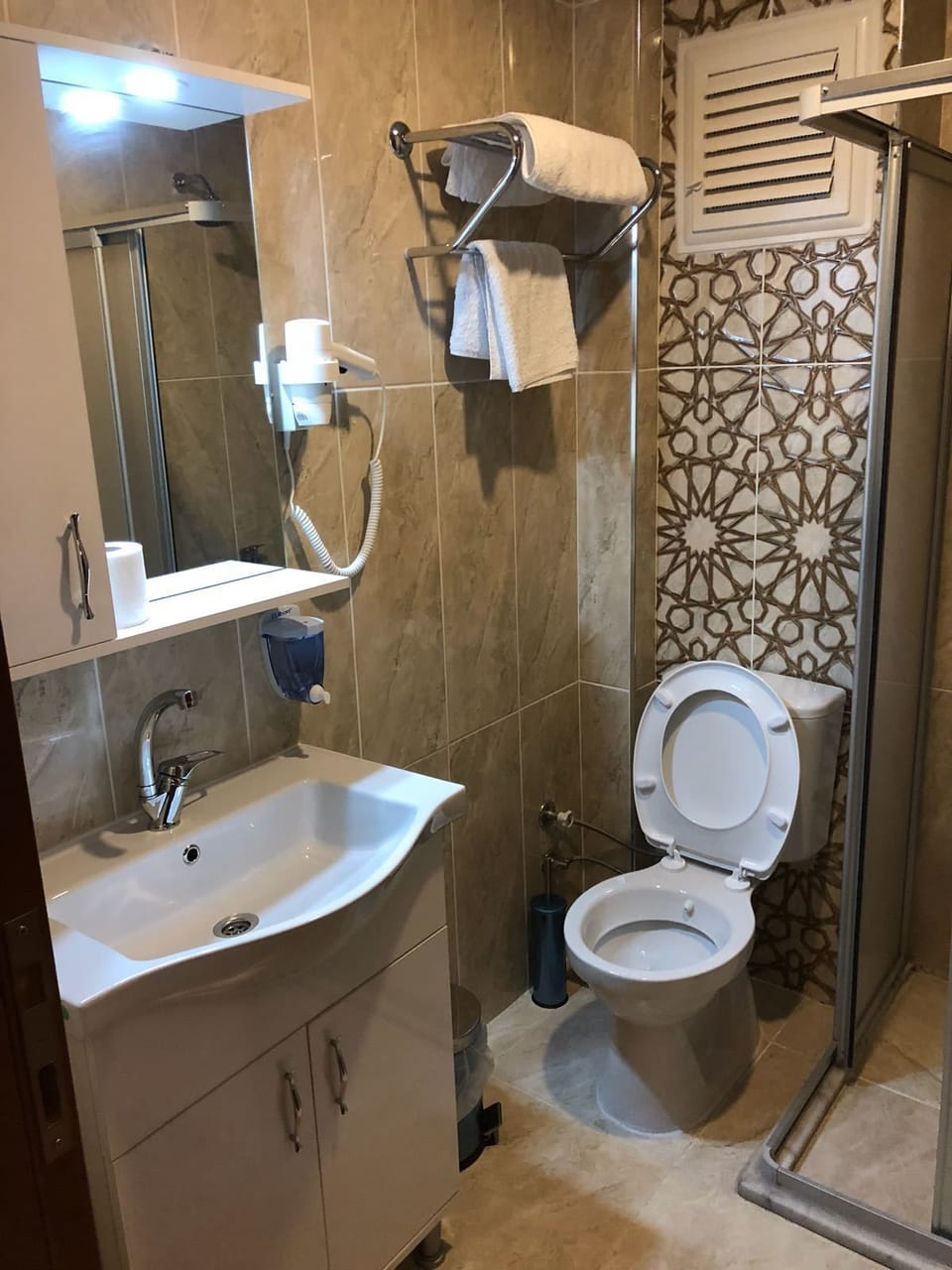 Classic Single Room, Non Smoking | Bathroom amenities | Shower, hair dryer, slippers, towels