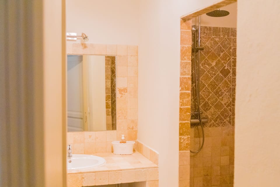 Villa | Bathroom | Shower, free toiletries, hair dryer, towels
