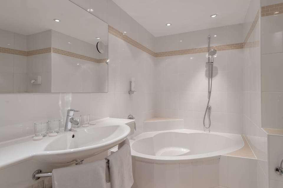 Family Suite | Bathroom | Free toiletries, hair dryer, towels