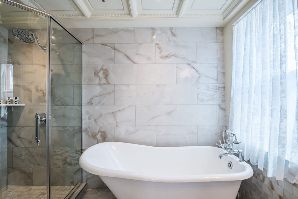 Exclusive Room, 1 Queen Bed, Mountain View | Bathroom | Shower, free toiletries, hair dryer, bathrobes