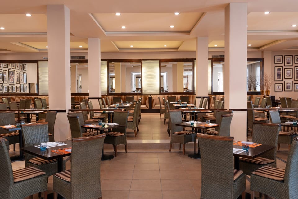 2 restaurants; breakfast, lunch, and dinner served