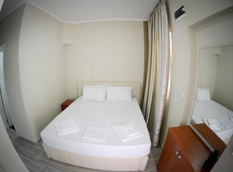 Superior Apartment | Soundproofing, iron/ironing board, cribs/infant beds, rollaway beds