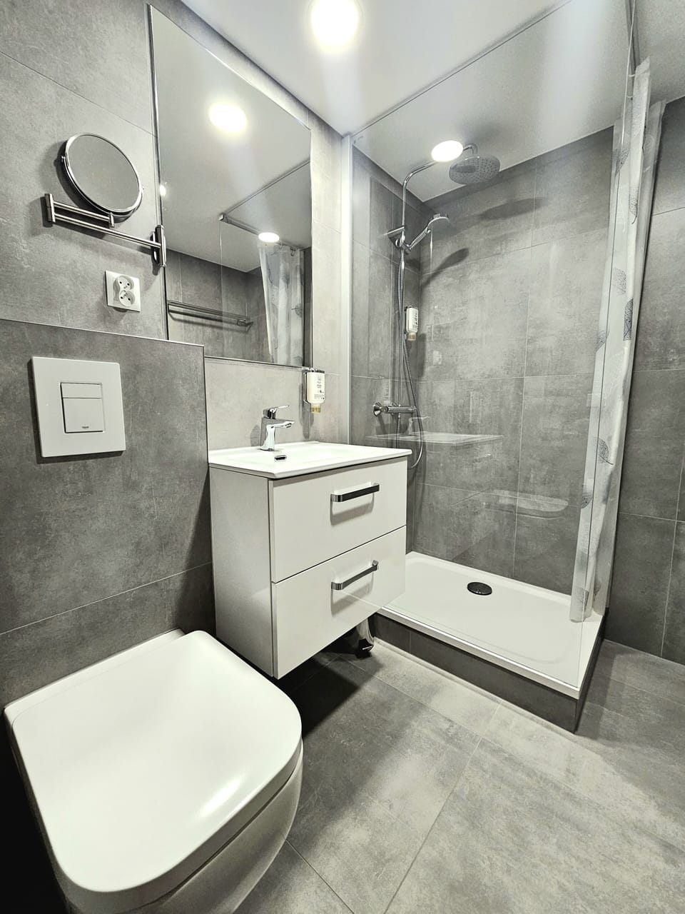 Combined shower/tub, hair dryer, towels