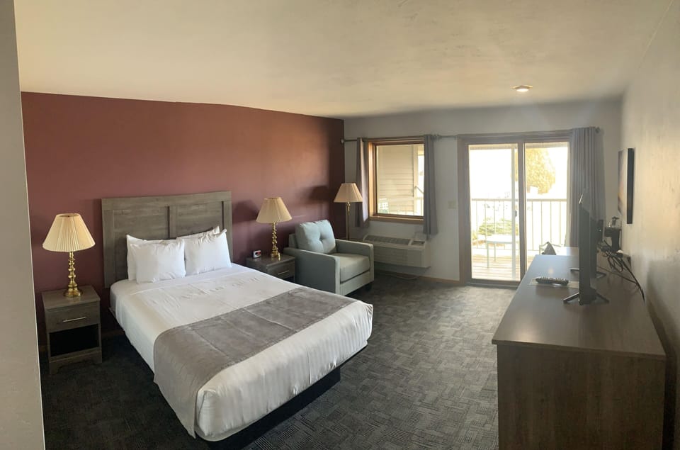 Standard Room, Golf View | Desk, iron/ironing board, rollaway beds, free WiFi