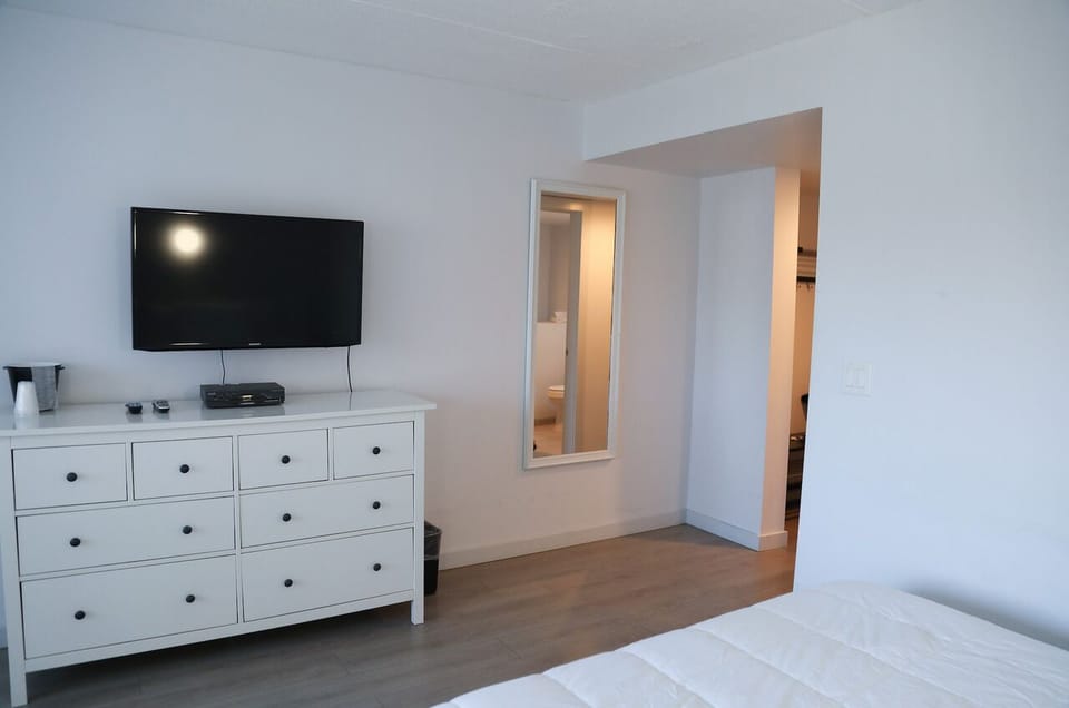 Standard Room, 2 Queen Beds, Non Smoking | Iron/ironing board (on request), WiFi (free), alarm clocks, bed sheets