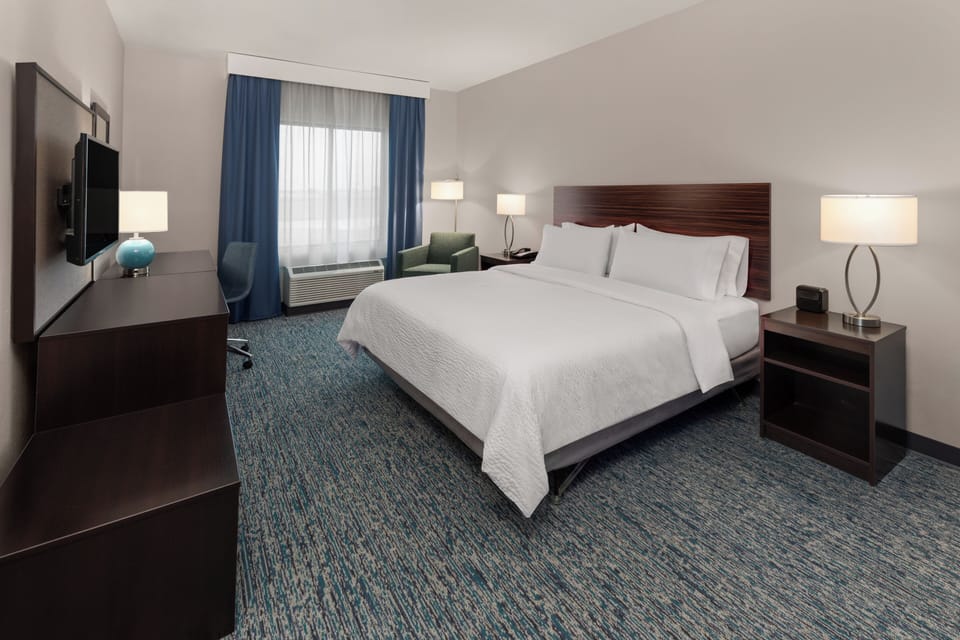Standard Room, 1 King Bed, Accessible | Premium bedding, pillowtop beds, desk, laptop workspace