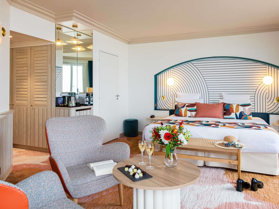 Junior Suite, 1 King Bed | Premium bedding, in-room safe, desk, soundproofing