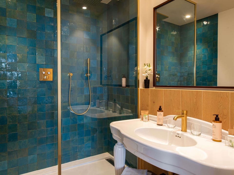 Junior Suite, 1 King Bed | Premium bedding, in-room safe, desk, soundproofing