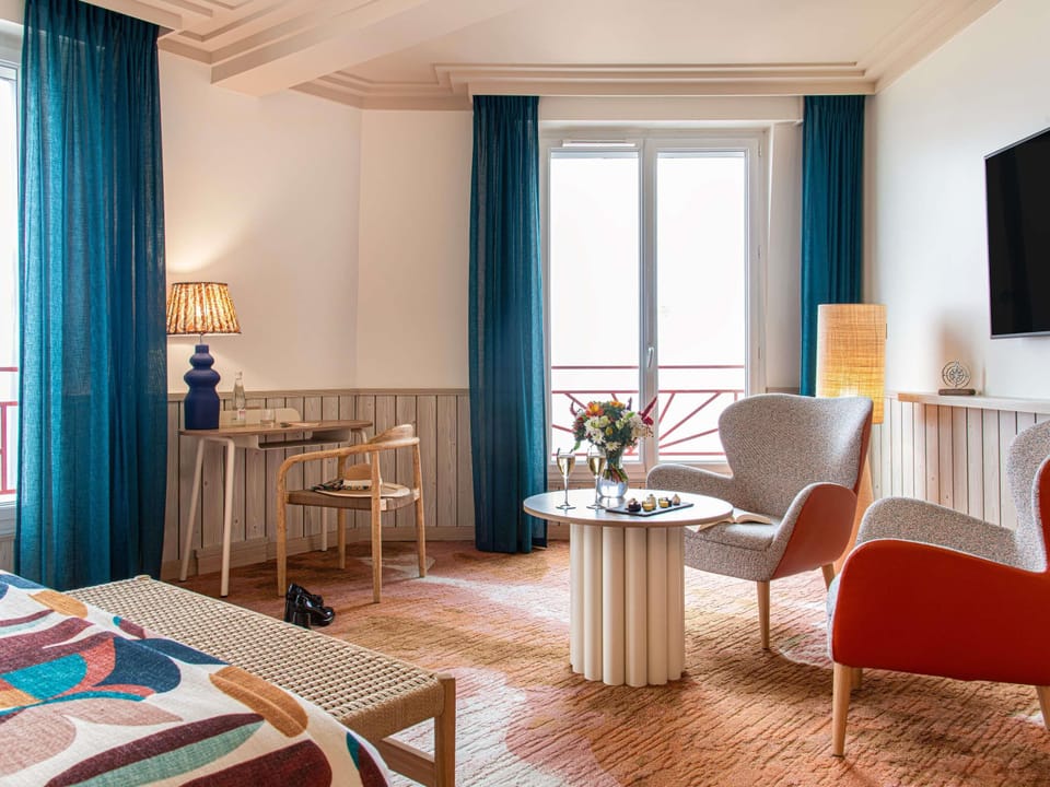 Junior Suite, 1 King Bed | Premium bedding, in-room safe, desk, soundproofing