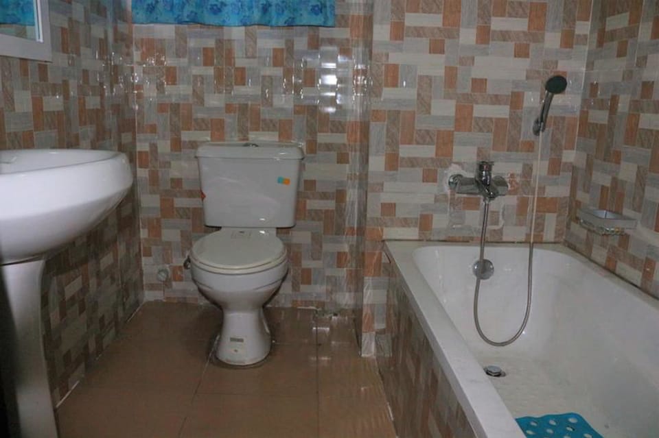 Executive Double Room | Bathroom | Shower, free toiletries, towels