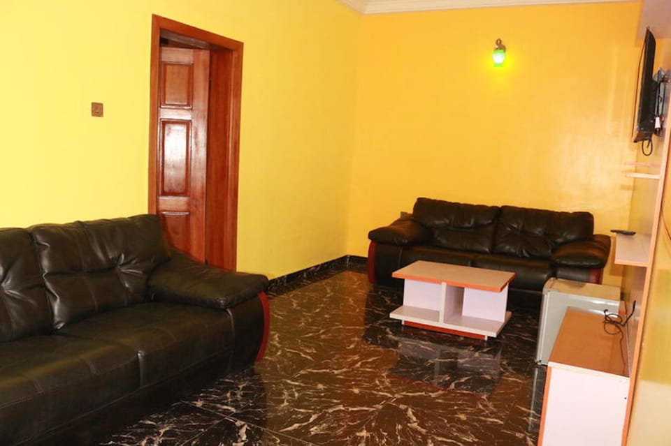 Executive Suite | Living area | 32-inch flat-screen TV with cable channels, TV