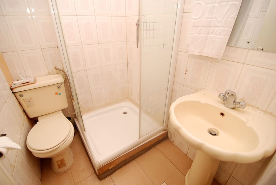 Executive Double Room, 1 Double Bed | Bathroom | Deep soaking tub, rainfall showerhead, free toiletries, towels