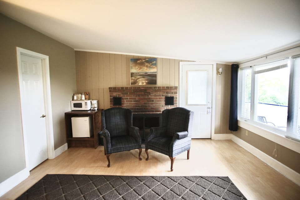 Guest Room, King Bed, Balcony | Free WiFi