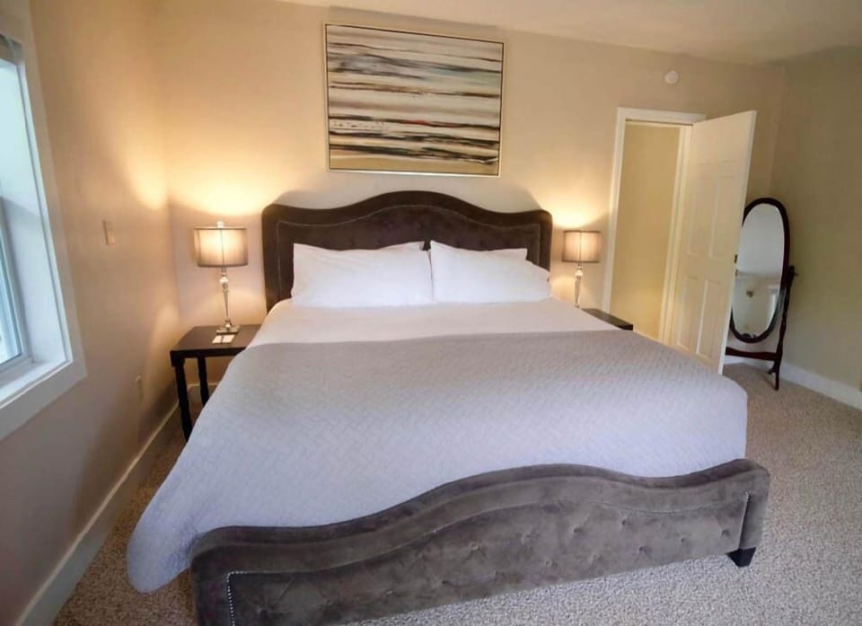 2 Bedroom Suite, 1 King, 1 Queen, 2 Bath  | Free WiFi