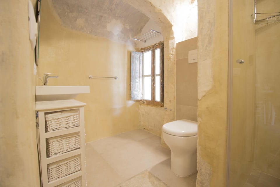 Superior Suite, Garden View (Corte Del Mare) | Bathroom | Shower, free toiletries, hair dryer, slippers