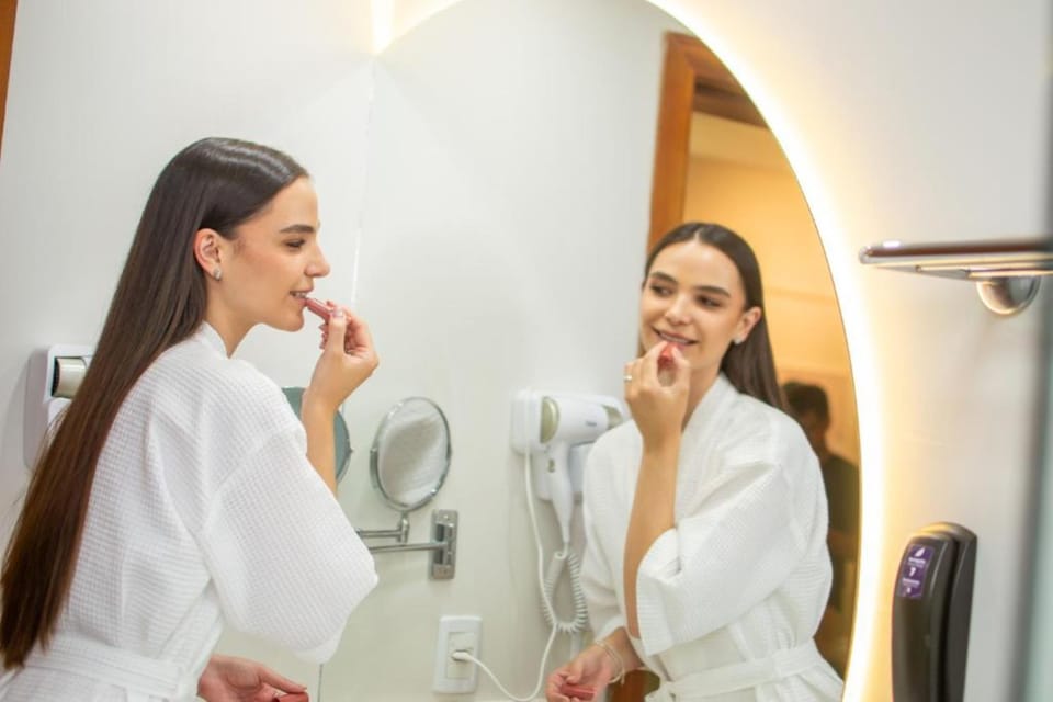 Junior Suite | Bathroom | Shower, free toiletries, hair dryer, towels