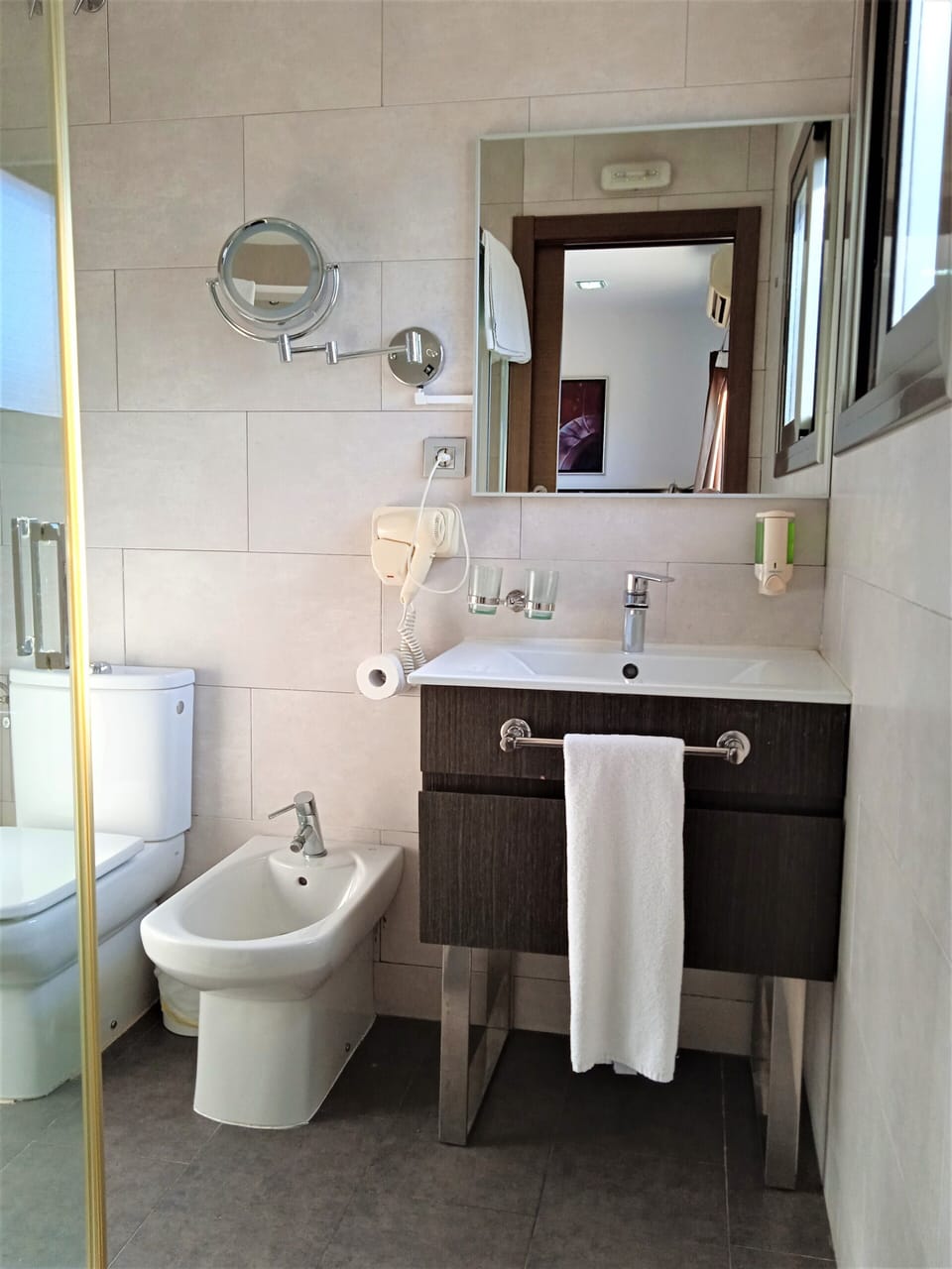 Twin Room | Bathroom | Shower, free toiletries, hair dryer, bidet